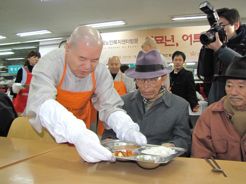 2011.01.27_서울노인복지센터 배식봉사 (13)